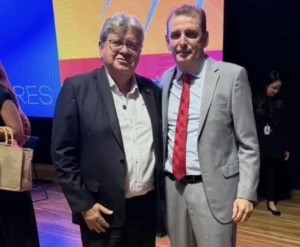 Deputado Chico Mendes participa de posse de mil professores ao lado de João Azevêdo e Lucas Ribeiro