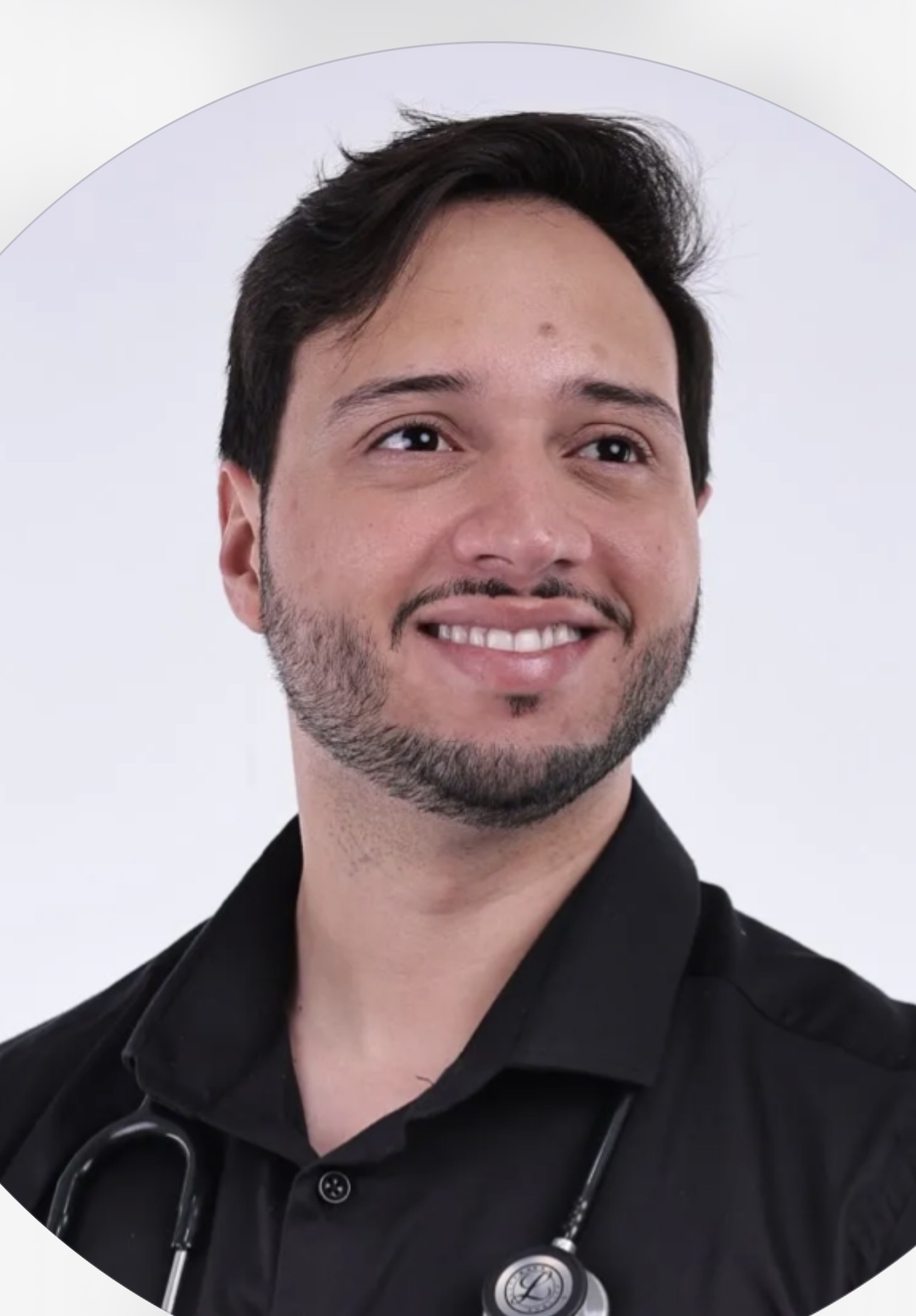 Filho da vice-prefeita de Mulungu acumulou cargos públicos enquanto cursava Medicina e, depois de formado, manteve dois vínculos de 40 horas